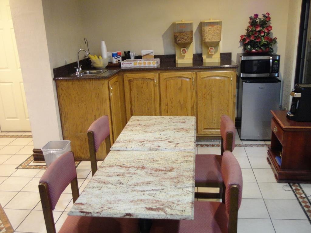 Budget Inn Northport Экстерьер фото